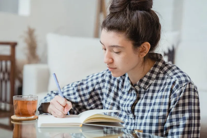 When Ownership Changes Everything: The Inner Life of the On-Chain Writer